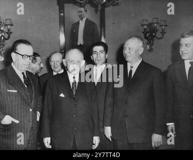 491164 SOWJETISCH-TÜRKISCHE GESPRÄCHE ANKARA, TÜRKEI: ZENTRALKOMITEE DER SOWJETISCHEN KOMMUNISTISCHEN PARTEI UND PRÄSIDIUMSMITGLIED NICOLAI PODGORNY (ZWEITER VON LINKS), IM BILD MIT DEM TÜRKISCHEN PREMIERMINISTER ISMET INONU (MITTE) UND DEM TÜRKISCHEN AUSSENMINISTER FERIDUN CEMAL ERKIN (BRILLE) WÄHREND DER GESPRÄCHE IN ANKARA AM 5. JANUAR ÜBER DIE ZUKUNFT DER TÜRKISCH-SOWJETISCHEN BEZIEHUNGEN. SPÄTER AM TAG, ALS MR. PODGORNY, DER EINE SOWJETISCHE PARLAMENTARISCHE DELEGATION IN DER TÜRKEI LIEST - DIE ERSTE SEIT DREISSIG JAHREN - BESUCHTE DIE TÜRKISCHE NATIONALVERSAMMLUNG, ES GAB WÜTENDE SZENEN DES PROTESTS ÜBER EINE ANSPRACHE VON HERRN . PODGORNY, DIE IRGENDEIN DEPUTI Stockfoto