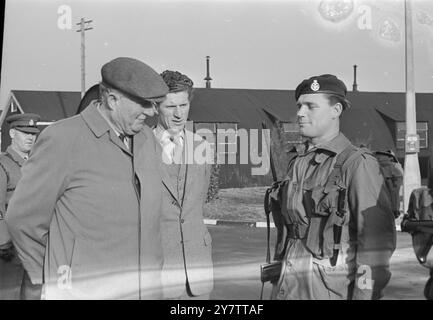 491128 ABSCHIED VON SIR FRANCIS: FELIXSTOWE, SUFFOLK, ENGLAND: ZIVILIST BEKLEIDET UND MIT FLACHER CAP. FELDMARSCHALL SIR FRANCIS FESTING (ZENTRUM) EHEMALIGER C.. L .G.S., WIRD HEUTE BEI SEINEM BESUCH IN DER NORMANDIE-KASERNE GEZEIGT, HIER VERABSCHIEDETE ER SICH VON DEN 1/3 GRÜNEN JACKEN, DIE NACH HONGKONG FAHREN. SIR FRANCIS IST OBERST KOMMANDANT DES REGIMENTS UND SEIN BESUCH WAR INFORMELL. ER WURDE VON SEINEM SOHN LT BEGLEITET. ANDREW FESTING, DER IN DEN GRÜNEN JACKEN DIENT, DEM REGIMENT, IN DEM SIR FRANCIS SEINE MILITÄRISCHE KARRIERE BEGANN. DIE GRÜNE JACKEN-ADVANCE-PARTY FLIEGT AM FREITAG AN AUS LYNEHAM, WILTSHIRE Stockfoto