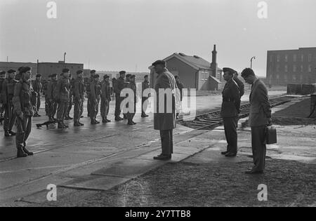 491128 ABSCHIED VON SIR FRANCIS: FELIXSTOWE, SUFFOLK, ENGLAND: ZIVILIST BEKLEIDET UND MIT FLACHER CAP. FELDMARSCHALL SIR FRANCIS FESTING (ZENTRUM) EHEMALIGER C.. L .G.S., WIRD HEUTE BEI SEINEM BESUCH IN DER NORMANDIE-KASERNE GEZEIGT, HIER VERABSCHIEDETE ER SICH VON DEN 1/3 GRÜNEN JACKEN, DIE NACH HONGKONG FAHREN. SIR FRANCIS IST OBERST KOMMANDANT DES REGIMENTS UND SEIN BESUCH WAR INFORMELL. ER WURDE VON SEINEM SOHN LT BEGLEITET. ANDREW FESTING, DER IN DEN GRÜNEN JACKEN DIENT, DEM REGIMENT, IN DEM SIR FRANCIS SEINE MILITÄRISCHE KARRIERE BEGANN. DIE GRÜNE JACKEN-ADVANCE-PARTY FLIEGT AM FREITAG AN AUS LYNEHAM, WILTSHIRE Stockfoto