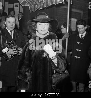 491264 VIVIEN CHOSES 0'HARA HUT FÜR TARQUINS HOCHZEIT: LONDON: SCHAUSPIELERIN VIVIEN LEIGH - DIE ERSTE DAME OLIVIER - WIRD GEZEIGT MIT EINEM HUT, DER AN EINEN ERINNERT, DEN SIE ALS SCARLETT O'HARA TRUG, IN EINEM FILM VON ÜBER ZWANZIG JAHREN, ALS SIE DIE HEUTIGE HOCHZEIT IHRES EHEMALIGEN STIEFSOHNES TARQUIN OLIVIER (28) UND MISS RIDDELLE GIBS0N(19) IN DER KIRCHE VON CHELADOGAN BESUCHTE. DIE MUTTER DES BRÄUTIGAMS IST DIE SCHAUSPIELERIN JILL ESMOND, DIE SIR LAURENCE OLIVIERS ERSTE FRAU WAR. SIR LAURENCE IST MIT DER SCHAUSPIELERIN JOAN PLOWRIGHT VERHEIRATET. 8. JANUAR 1965 Stockfoto