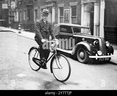 HALE IST IMMER NOCH HERZHAFT - KAUFT SICH EIN NEUES FAHRRAD 72 Herr Harold Keates Hales, Autor, ehemaliger Parlamentsabgeordneter und Model für Arnold Bennetts Buch "die Karte", hat sich ein neues Fahrrad gekauft, um seinen 72. Geburtstag zu feiern. Herr Hales ist seit 58 Jahren Radfahrer - von seinem Haus in Golders Green bis zu seinem Büro in der Stadt und jeden Tag wieder zurück. Herr Hales war von 1931 bis 1935 Abgeordneter für Hanley. Foto zeigt: Herr H K Hales fährt mit seinem neuen Fahrrad durch die Stadt. 26. April 1940 Stockfoto