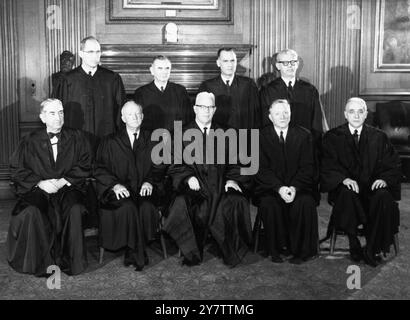 Der Oberste Gerichtshof der Vereinigten Staaten, einschließlich zweier von Präsident Kennedy ernannter Persönlichkeiten, stellt sich hier am 19. November 1962 vor dem High Court. LtoR hat Sitzplätze: Associate Judges Tom C Clark; Hugo L Black; Chief Justice Earl Warren; William O Douglas und John M Harlan. Position: Associate Judges Byron R White; William J Brennan Jr.; Potter Stewart und Arthur J Goldberg. White und Goldberg sind Kennedy-Beauftragte. 28. November 1962 Stockfoto