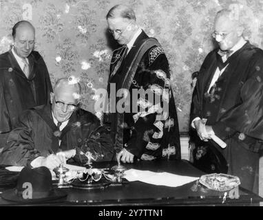 Der irische Premier Eamon de Valera, der Kanzler der Universität, führte den Vorsitz. LtoR sind Hon. Herbert Brownell Jr, Attorney General der Vereinigten Staaten, der den Doktor der Rechtswissenschaften erhielt; Hon Earl Warren, Chief Justice of the United States, unterzeichnete den Doktor der Rechtswissenschaften Honoris Causa; und auf der rechten Seite Michael F Doyle aus Philadelphia, der den Doktor der Rechtswissenschaften (Honoris Causa)2. August 1957 erhielt Stockfoto