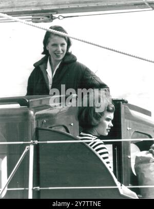 Prinzessin Anne ist heute glücklich über den 34 Tonnen schweren Royal Yacht Bloodhound in Cowes, Isle of Wight, England, zu sehen. Mit ihrem Vater, Prinz Philip, an der Spitze, glaubte man, dass Bloodhound dazu beitragen würde, den Vorsprung Großbritanniens bei der Admiral's Cup-Veranstaltung der Cowes Week 1965 zu erhöhen. 3. August 1965 Stockfoto