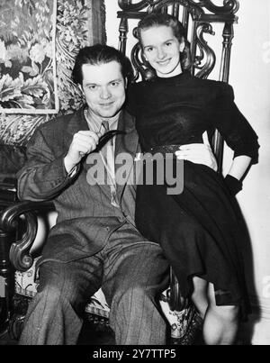 Orson Welles und Mrs. Welles hören die ersten Tonaufnahmen dramatischer Klassiker, mit denen Welles das Theater in die Häuser und Schulen bringen will, USA.1938 Stockfoto