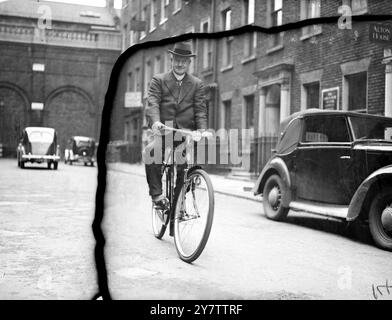 HALE IST IMMER NOCH HERZHAFT - KAUFT SICH EIN NEUES FAHRRAD 72 Herr Harold Keates Hales, Autor, ehemaliger Parlamentsabgeordneter und Model für Arnold Bennetts Buch "die Karte", hat sich ein neues Fahrrad gekauft, um seinen 72. Geburtstag zu feiern. Herr Hales ist seit 58 Jahren Radfahrer - von seinem Haus in Golders Green bis zu seinem Büro in der Stadt und jeden Tag wieder zurück. Herr Hales war von 1931 bis 1935 Abgeordneter für Hanley. Foto zeigt: Herr H K Hales fährt mit seinem neuen Fahrrad durch die Stadt. 26. April 1940 Stockfoto