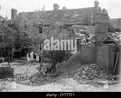 LONDON, DAS BEI EINEM WEITVERBREITETEN LUFTANGRIFF AUF ENGLAND UNVERSEHRT war, wurden Angriffe auf ein weitläufiges Gebiet Englands durch feindliche Flugzeuge durchgeführt und Warnungen in vielen Distrikten, einschließlich der Region London, ausgesprochen. Flugabwehrkanonen und Suchscheinwerfer waren im Einsatz. Einige Bomben wurden fallen gelassen und es wird berichtet, dass drei Personen getötet und mehrere verletzt wurden. In London wurden keine Verluste oder Schäden angerichtet. Das Foto zeigt: Schaden an einem Haus, als eine feindliche Bombe in Ostengland fiel. 25. Juni 1940 Stockfoto