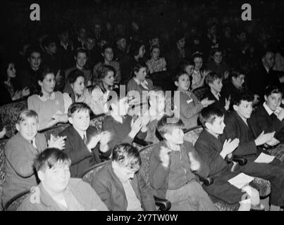 KINDER APPLAUDIEREN IN IHREM EIGENEN THEATER Schüler aus fünf Londoner Bezirken – Whitechapel, Hackney, Bethnal Green, Islington und Clapton – waren das Publikum, als eine Aufführung von James Brisies „Tobias and the Angel“ in der Toynbee Hall E von der Children's Theatre Ltd (unter Leitung von Glyndebourne) gegeben wurde. Fotoshows: Begeisterter Applaus von Jungen und Mädchen im Publikum. 23. September 1946 Stockfoto