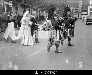 SCOTS GUARDS PIPERS FÜHREN DIE BRAUT AN - DIE LAMPSON-PILCHER-HOCHZEIT IN LONDON. Als Miss Nadine Pilcher in der St. Pauls Church in Knightsbridge ankam, um Captain the Hon. Graham Lampson, Schottenwächter, zu heiraten, wurde sie von Pipern des Bräutigams-Regiments in die Kirche gespielt. Die Braut ist die Tochter von Vizeadmiral C H Pilcher, DSO RN (im Ruhestand). Ihre Mutter ist die Gradtochter der verstorbenen Aristide Moraitinis, einer ehemaligen griechischen Ministerpräsidentin. Der Bräutigam ist der Sohn von Lord Killearn, der als Sir Miles Lampson fromerly High Commissinoer für Ägypten und den Sudan war. Foto zeigt: Die Braut Stockfoto