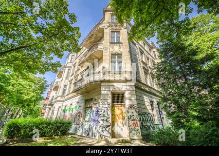 Leeres Wohnhaus Stubenrauchstraße Ecke Odenwaldstraße, Friedenau, Berlin, Deutschland, Leerstand Wohnhaus Stubenrauchstraße Ecke Odenwaldstraße Stockfoto