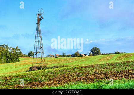 Alte kaputte Windwasserpumpe auf landwirtschaftlichen Flächen - Bossay-sur-Claise, Indre-et-Loire (37), Frankreich. Stockfoto