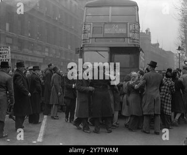 DEMONSTRATIONEN IN LONDON NACH DER FREILASSUNG VON SIR OSWALD MOSLEY BRITAINS NR. 1 FASCHIST, als das Parlament eine große Menge von gewerkschaftsabgeordneten zusammenbrachte, Fabrikarbeiter und Mitglieder der Öffentlichkeit auf Westminster drängten, um gegen die Freilassung von Sir Oswald Mosley, dem britischen faschistischen Führer, der nach den Verteidigungsvorschriften inhaftiert worden war, zu protestieren. Petitionen, die die Proteste von Hunderttausenden von Arbeitern repräsentierten, wurden den Parlamentsabgeordneten vorgelegt und Demonstranten marschierten durch die Straßen in der Nähe der Parlamentsgebäude und hielten Treffen ab, bei denen die Freilassung verurteilt wurde. Fotoshows: Eine Menge Ma Stockfoto