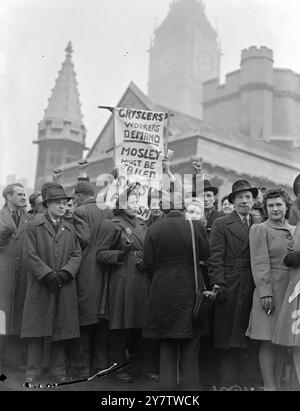 DIE ARBEITER SETZEN SICH FÜR DIE PARLAMENTSMITGLIEDER EIN, UM GEGEN DIE FREILASSUNG VON SIR OSWALD MOSLEY, DEM BRITISCHEN FASCHISTISCHEN FÜHRER, ZU PROTESTIEREN. Hunderte Delegierte aus verschiedenen Gewerkschaften, Fabriken und Büros im ganzen Land drängten bei der Wiedereröffnung des Parlaments auf Westminster, um gegen die Freilassung von Sir Oswald Mosley, dem Anführer der British Union of Faschists, und Lady Mosley aus dem Holloway-Gefängnis zu protestieren, wo sie gemäß der Verteidigungsverordnung 18B inhaftiert wurden Herr Herbert Morrison, Innenminister und Minister für innere Sicherheit - der den Befehl zur bedingungslosen Freilassung von Sir Oswald Mosley unterzeichnet hat - soll einen Statem machen Stockfoto