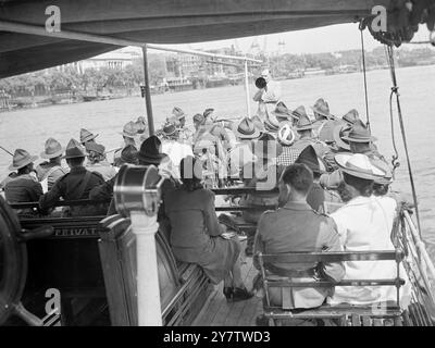 NEUSEELÄNDISCHE SOLDATEN MACHEN Eine REISE IN DIE THAMESPhoto Shows: Neuseeländische Soldaten, die in London Urlaub MACHEN, kurz vor einer Besichtigungstour auf der Themse. 26. Juni 1940 Stockfoto