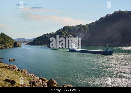 29-10-2024 Blick auf ein Frachtschiff, das den Hafen von Pasaia verlässt, von Pasai Donibane aus gesehen Stockfoto