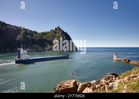 29-10-2024 Blick auf ein Frachtschiff, das den Hafen von Pasaia verlässt, von Pasai Donibane aus gesehen Stockfoto