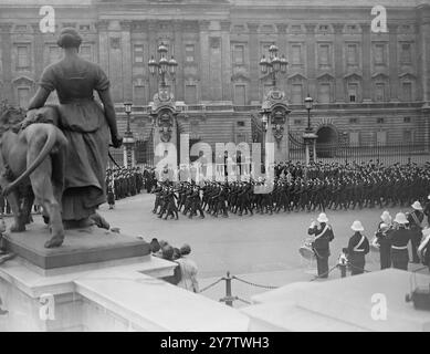 DIE KÖNIGIN FEIERT den GRUSS BEI DER MARSCHPARADE und marschierte an 1500 Mitgliedern des ROYAL Naval Service der FRAUEN in London vorbei. Dies war die erste große zeremonielle Parade des Gottesdienstes und war Teil der vierten Geburtstagsfeier, als die wiedereingeweihte Bildung dieses Gottesdienstes war. Fotoshows: Die Königin, die den Gruß nimmt, als die WRNS am Buckingham Palace vorbeiziehen, London, England. 11. April 1943 Stockfoto