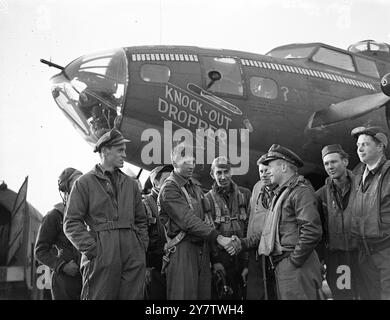 „KNOCK OUT DROPPER“ FÜHRT BEIM BOMBARDEMENT-MARATHON DER FESTUNG VORAN Fotoshows: Zurück von einer Mission gratulieren sich Lieutenant Malcolm E Brown, Pilot von Sylva, North Carolia, und sein Copilot Captain George T Mackin aus Portland, Oregon, nach der Landung. Ganz links befindet sich der Seefahrer Second Lieutenant Hillary C Alloway aus Westby, Wisconsin, und zwischen den Piloten First Lieutenant John M Robinson, der Bombardeur, aus Long Beach Kalifornien. 13. november 1943 Stockfoto