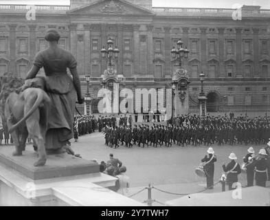 DIE KÖNIGIN FEIERT den GRUSS BEI DER MARSCHPARADE und marschierte an 1500 Mitgliedern des ROYAL Naval Service der FRAUEN in London vorbei. Dies war die erste große zeremonielle Parade des Gottesdienstes und war Teil der vierten Geburtstagsfeier, als die wiedereingeweihte Bildung dieses Gottesdienstes war. Fotoshows: Die Königin, die den Gruß nimmt, als die WRNS am Buckingham Palace vorbeiziehen, London, England. 11. April 1943 Stockfoto