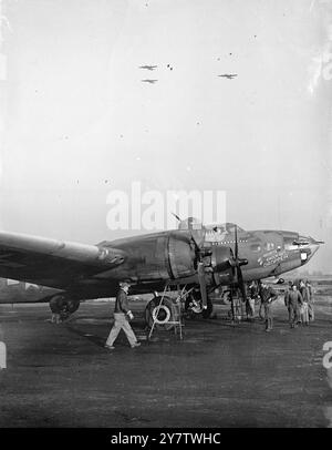 " KNOCK OUT DROPPER " HÄLT DIE FÜHRUNG BEIM BOMBARDEMENT-MARATHON der FLIEGENDEN FESTUNG Foto zeigt: Fliegende Festungen, die am 13. november 1943 an einem Flugplatz "irgendwo in England" vorbeifahren Stockfoto