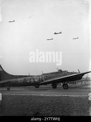 " KNOCK OUT DROPPER " HÄLT DIE FÜHRUNG BEI DER BOMBARDIERUNG DER FLIEGENDEN FESTUNG MARATHONFoto zeigt: Fliegende Festungen kommen an, um über den Rekord zu landen und machen "Knock Out Dropper", der zum Ausbreitungspunkt fährt. 13. November 1943 Stockfoto