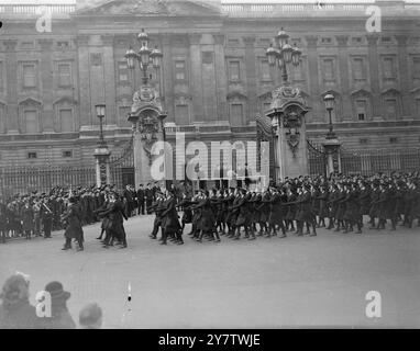 DIE KÖNIGIN FEIERT den GRUSS BEI DER MARSCHPARADE und marschierte an 1500 Mitgliedern des ROYAL Naval Service der FRAUEN in London vorbei. Dies war die erste große zeremonielle Parade des Gottesdienstes und war Teil der vierten Geburtstagsfeier, als die wiedereingeweihte Bildung dieses Gottesdienstes war. Fotoshows: Die Königin, die den Gruß nimmt, als die WRNS am Buckingham Palace vorbeiziehen, London, England. 11. April 1943 Stockfoto
