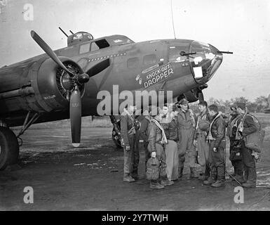 „KNOCK OUT DROPPER“ HÄLT DIE FÜHRUNG BEIM BOMBENMARATHON in der FESTUNG FEST Foto zeigt: Nach der Landung von „Knock Out Dropper“ wird die Crew von ihrem Squadron Commander, Major W R Calhoun, aus Birmingham, Alabama begrüßt. Die Besatzung ist:- Pilot: First Lieutenant Malcolm E Brown, Sylva, North Carolina. Co-Pilot: Captain George T Mackin, Portland, Oregon. Navigator: Second Lieutenant Hillary C Alloway, Westby, Winsconsin. First Lieutenant John M. Robinson, Long Beach, Kalifornien. Ingenieur: T/Sergeant Beryl W Cress, Los angeles, Kalifornien. R Taille: S/Sergeant Malcolm Wright, Bog Stockfoto