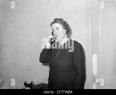 ATS GIRL TO BE MAYORESS Ein 26-jähriges Mädchen, Miss Eva Wilkens, Private im Auxiliary Territorial Service, soll East Hams Mayoress werden. Als ihre verwitwete Mutter Stadträtin wird Mrs. Beatrice Wilkens die zweite Bürgermeisterin des Borough. Miss Wilkens Commanding Officer hat sechs Monate Sonderurlaub beantragt, und wenn dies nicht gewährt wird, wird Eva die ATS weiterführen und ihre Freizeit den kommunalen Aufgaben widmen. Während der Überfälle wurden beide aus ihrem East End-Haus bombardiert. Fotoshows: Stadträtin Mrs. Beatrice Wilkens, fotografiert bei einem Telefonanruf in ihrem Londoner Haus. 7 N Stockfoto