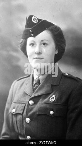 ATS GIRL TO BE MAYORESS Ein 26-jähriges Mädchen, Miss Eva Wilkens, Private im Auxiliary Territorial Service, soll East Hams Mayoress werden. Als ihre verwitwete Mutter Stadträtin wird Mrs. Beatrice Wilkens die zweite Bürgermeisterin des Borough. Miss Wilkens Commanding Officer hat sechs Monate Sonderurlaub beantragt, und wenn dies nicht gewährt wird, wird Eva die ATS weiterführen und ihre Freizeit den kommunalen Aufgaben widmen. Während der Überfälle wurden beide aus ihrem East End-Haus bombardiert. Foto-Shows: Miss Eva Wilkens, fotografiert in ihrer Uniform des Auxiliary Territorial Service, in ihrer London h Stockfoto