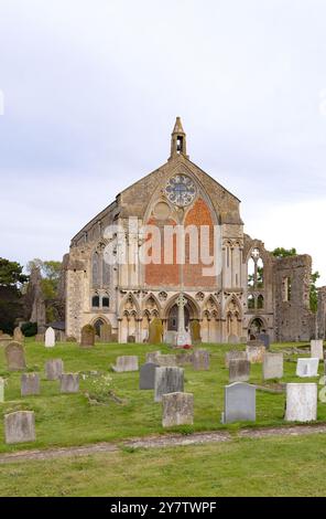 Außenansicht: Binham Priory oder St. Marys Priory, Binham Village, Norfolk, UK; ein mittelalterliches benediktinergebäude aus dem 11. Jahrhundert, das noch heute als Kirche genutzt wird. Stockfoto