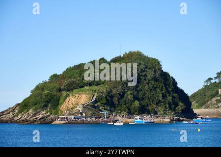 Blick auf die Insel Santa Clara, eine Insel neben der Stadt San Sebastián in Guipúzcoa, im Zentrum der Bucht von La Concha Stockfoto