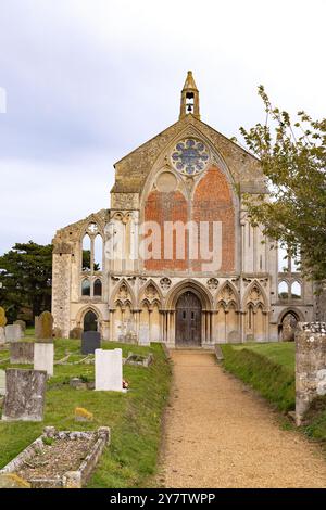 Ruinen der Binham Priory oder St. Marys Priory, Binham Village, Norfolk, UK; ein mittelalterliches benediktinergebäude aus dem 11. Jahrhundert, das noch heute als Kirche genutzt wird. Stockfoto