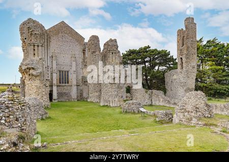 Ruinen der Binham Priory oder St. Marys Priory, Binham Village, Norfolk, UK; ein mittelalterliches benediktinergebäude aus dem 11. Jahrhundert, das noch heute als Kirche genutzt wird. Stockfoto