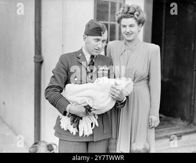 BERÜHMTER TSCHECHISCHER KAMPFPILOT MIT SEINEM KLEINEN SOHN Flight Leutnant Karel Kuttelwascher ist der berühmte tschechische Nachtjagdpilot jetzt stolzer Vater eines kleinen Sohnes. Das Baby namens Edouard Huw ist jetzt einen Monat alt. Flugleutnant Kuttelwascher, vielleicht der berühmteste Nachtpilot, der jetzt mit der RAF fliegt, hält den DFC und die Bar, den französischen Croix de Guerre, das Tschechische Kriegskreuz mit vier Bars und die tschechische Tapferkeitsmedaille mit drei Takten. Foto zeigt: Flight Leutnant Kuttelwascher hält seinen kleinen Sohn mit seiner Frau Ruby Kuttelwascher in ihrem Londoner Haus. Mrs. Kuttelwascher ist ein walisisches Mädchen. 1 Stockfoto