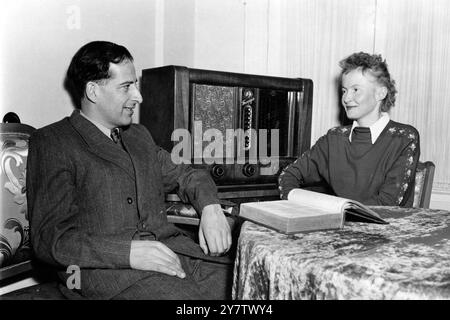 Moskau: Dr. Bruno Pontecorvo, 42, der britische Atomwissenschaftler, der nach seinem Verschwinden aus Großbritannien 1950 nach Russland ging, fotografierte mit seiner Frau hier zu Hause. Dr. Pontecorvo, gebürtiger Italiener, trat am 4. März 1955 bei einer Pressekonferenz in Moskau zum ersten Mal wieder auf. Mit seiner schwedischen Frau und seinen Kindern, die in einer Wohnung in Moskau leben. Es gibt auch eine Landvilla außerhalb der Stadt. Auf der Pressekonferenz bestritt Pontecorvo, dass er an der militärischen Anwendung der Atomenergie arbeite.6. März 1955 Stockfoto