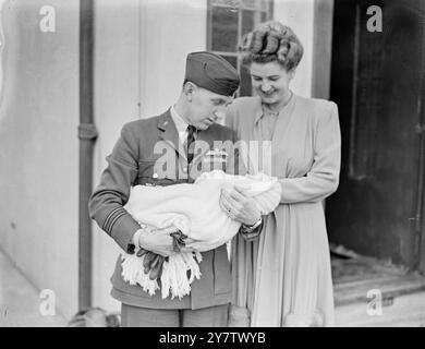 BERÜHMTER TSCHECHISCHER KAMPFPILOT MIT SEINEM KLEINEN SOHN Flight Leutnant Karel Kuttelwascher ist der berühmte tschechische Nachtjagdpilot jetzt stolzer Vater eines kleinen Sohnes. Das Baby namens Edouard Huw ist jetzt einen Monat alt. Flugleutnant Kuttelwascher, vielleicht der berühmteste Nachtpilot, der jetzt mit der RAF fliegt, hält den DFC und die Bar, den französischen Croix de Guerre, das Tschechische Kriegskreuz mit vier Bars und die tschechische Tapferkeitsmedaille mit drei Takten. Foto zeigt: Flight Leutnant Kuttelwascher hält seinen kleinen Sohn mit seiner Frau Ruby Kuttelwascher in ihrem Londoner Haus. Mrs. Kuttelwascher ist ein walisisches Mädchen. 1 Stockfoto