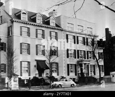 Drei Männer wurden heute von dem Leibwächter von G-Men erschossen, der Präsident Truman bewachte. Die Männer versuchten, einen Zugang zum Blair House in Washington zu erhalten, wo der Präsident während der Dekoration des Weißen Hauses wohnt. Fotoshows: Ein Blick auf Blair House in Washington DC, USA. 1. November 1950 Stockfoto