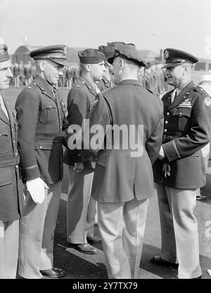 HELDEN DER US-ARMEE IN ENGLAND DEKORIERT. Generalmajor Carl Spaatz, Kommandant der US Army Air Force im europäischen Operationstheater, besuchte eine Einsatzstation in England und überreichte 23 Offiziere und Männer für hervorragende Dienste während Operationen über feindlichem besetzten Gebiet. Hauptmann Spaatz schüttelt die Hand mit First Lieutenant Richard F Starks aus Midway, Kentucky, Lieutenant Starks wurde während eines Angriffs auf die Niederlande beim Piloten eines Bombers verletzt und erhielt zwei Auszeichnungen, den amerikanischen DSC und den Orden des Purpurherzens. 1 Stockfoto