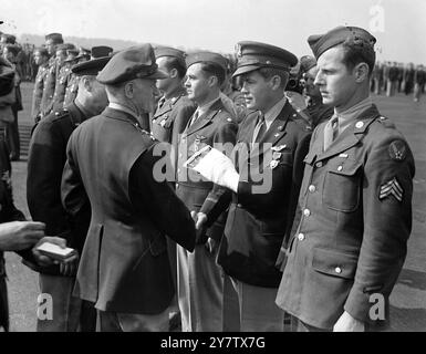 HELDEN DER US-ARMEE IN ENGLAND DEKORIERT. Generalmajor Carl Spaatz, Kommandant der US-Luftwaffe im europäischen Einsatzgebiet, besuchte eine Einsatzstation in England und überreichte 23 Offiziere und Männer für ihren hervorragenden Dienst während der Operation über feindlichem besetztem Gebiet. Foto zeigt: Generalmajor Carl Spaatz schmückte den ersten Leutnant Eugene M lockhart aus Hillsboro', South Carolina, der bei einem Tageslichtbombenangriff auf die Werften von La Trait am 13. September 1942 verletzt wurde Stockfoto