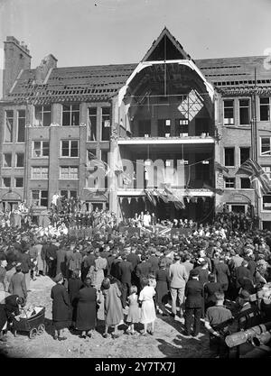 EAST LONDON FEIERT DEN ZWEITEN JAHRESTAG DER SCHLACHT UM GROSSBRITANNIEN anlässlich des zweiten Jahrestages der Schlacht um Großbritannien besuchte das Volk von Stepney, einem sehr stark verwüsteten Gebiet im East End von London, den Dienst ihres Rektors, Reverend Reginald French, in den Ruinen einer verwüsteten Schule im Distrikt, um dem Mut der RAF-Männer zu gedenken, die London in der Schlacht um Großbritannien verteidigten. Foto zeigt: Eine allgemeine Ansicht des Gottesdienstes vor der geschädigten Schule in Stepney. 15. September 1942 Stockfoto