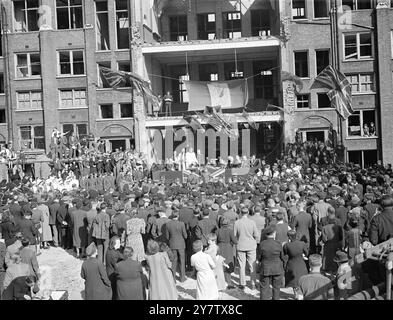 EAST LONDON FEIERT DEN ZWEITEN JAHRESTAG DER SCHLACHT UM GROSSBRITANNIEN anlässlich des zweiten Jahrestages der Schlacht um Großbritannien besuchte das Volk von Stepney, einem sehr stark verwüsteten Gebiet im East End von London, den Dienst ihres Rektors, Reverend Reginald French, in den Ruinen einer verwüsteten Schule im Distrikt, um dem Mut der RAF-Männer zu gedenken, die London in der Schlacht um Großbritannien verteidigten. Das Foto zeigt: Die zerstörte Schule, die den Gedenkgottesdienst zeigt. 15. September 1942 Stockfoto