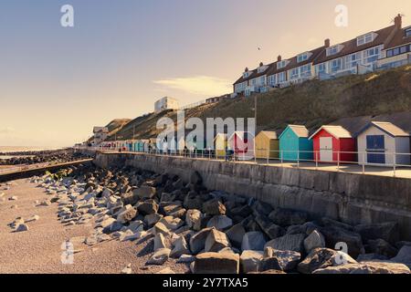 Das Ferienresort und die Küstenstadt Sheringham Norfolk; farbenfrohe Strandhütten am späten Nachmittag, Norfolk Coast, Norfolk Coast, England Großbritannien Stockfoto