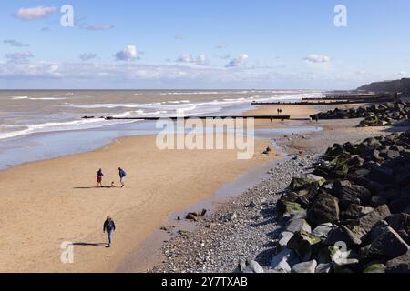 Küstenlandschaft von Norfolk; Ein paar Menschen am Sandstrand von Sheringham im Herbst; Sheringham Norfolk, North Norfolk Coast, Großbritannien Stockfoto