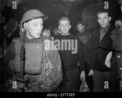 FÜR DIESE DEUTSCHEN IST DER KRIEG VORBEI Foto zeigt: Eine Gruppe deutscher Gefangener, die durch eine Londoner Station in ein Internierungslager fuhren. 15. April 1942 Stockfoto