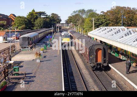 Diesellokomotive, Wagen und Zug am Bahnhof Sheringham, North Norfolk UK an einem sonnigen Herbsttag. Bahnhof Großbritannien Stockfoto