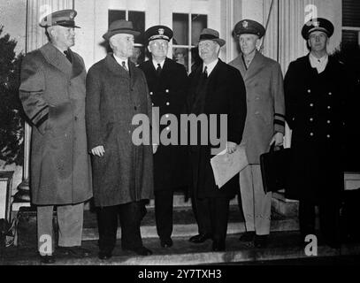 US-REPRÄSENTANTEN IM ALLIIERTEN KRIEGSRAT Foto zeigt: Amerikanische Repräsentanten im Alliierten Kriegsrat fotografiert im Alliierten Kriegsrat vor dem Weißen Haus in Washington, nach der ersten Sitzung des Rates. (Von links nach rechts): Major General H Arnold Chief des US Army Air Corps. Henry L Stimson, US-Kriegsminister, Admiral Harold H stark Chief of Naval Operations: Frank Knox, Sekretär der US Navy, General George C Marshall, Stabschef der Armee und Admiral Ernest King Oberbefehlshaber der US-Flotte. 19. Januar 1942 Stockfoto