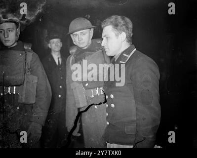 FÜR DIESE DEUTSCHEN IST DER KRIEG VORBEI Foto zeigt: Eine Gruppe deutscher Gefangener, die auf dem Weg zu einem Internierungslager durch eine Londoner Station fahren. 15. April 1942 Stockfoto