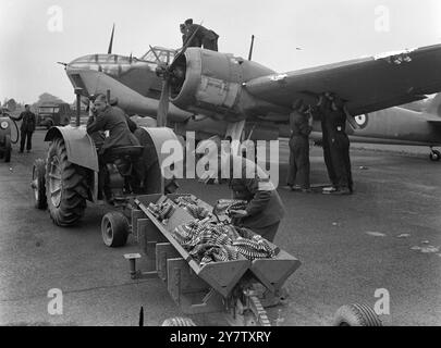 Das Foto zeigt: Eine Lastwagenladung Maschinengewehrmunition kommt an, um einen Blenheim-Bomber wieder zu bewaffnen. August 1941 Stockfoto