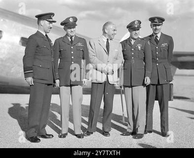 Bekannte britische Flieger kommen zur Abschlussfeier an der Polaris Flight Academy in Lancaster an. Von links nach rechts sind Air Marshall A G R Garrod aus England, Leiter des British Air Training; Major Barton K Young, Kommandant des General West Coast Air Corps Training Center, verantwortlich für alle Ausbildung an der Westküste des US Army Air Corps. Major C C Moseley, Präsident der Polaris Flight Academy in Lancaster; Brigadegeneral clarence Tinker vom Chief of Air Corps Office in Washington und Group Captain Lord Nigel Douglas Hamilton aus England.1941 Stockfoto