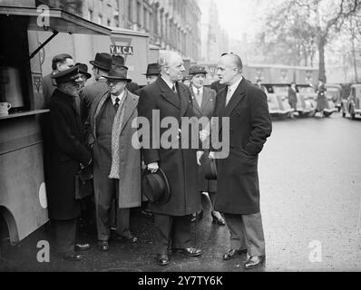 Lord Woolton (links) nahm heute einen großen Teil der ersten Flotte von 100 mobilen Kantinen an, die von Bertram de N. Cruger (rechts), dem Vertreter des amerikanischen Alliierten Hilfsfonds in Großbritannien, vorgestellt wurde. 19. Dezember 1940 Stockfoto